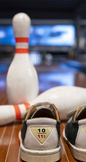 Pins und Bowlingschuhe